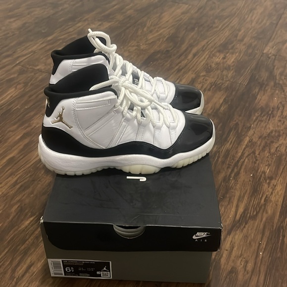 Jordans sz 6.5y  (GS) - Picture 2 of 4